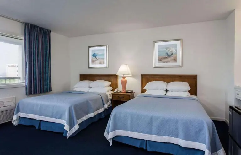 Two double beds in a Mariner 2 guest room