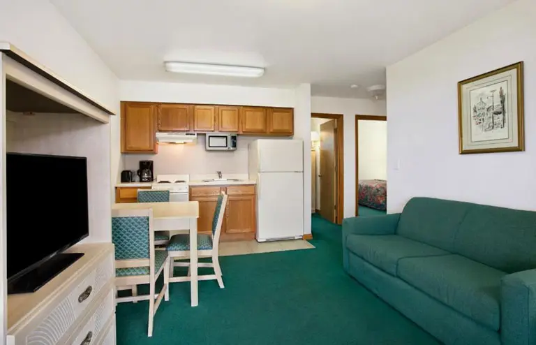 Queen beds in a two-bedroom suite at Mariner Inn and Suites